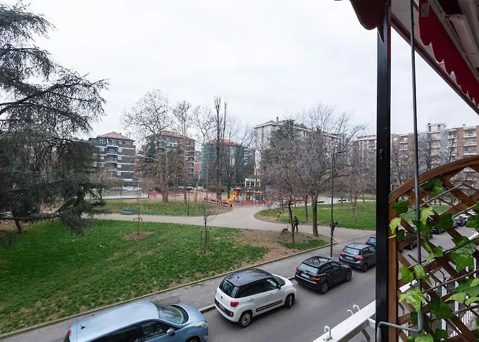 Easytopstay - Large Apartment Close To Metro