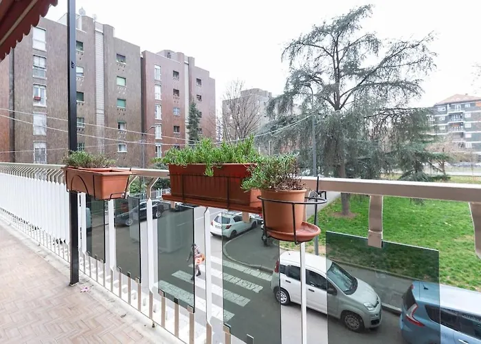 Easytopstay - Large Apartment Close To Metro