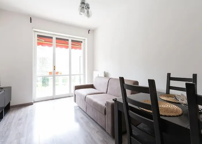 Easytopstay - Large Apartment Close To Metro